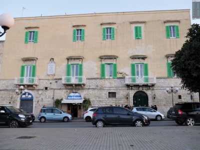 L�edificio in pietra, a due piani, si presenta con una facciata rettangolare munita di tre balconcini e dieci finestre, abbellite da persiane verde chiaro
